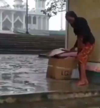 nenek ini hidup sebatang kara amp tinggal di masjid