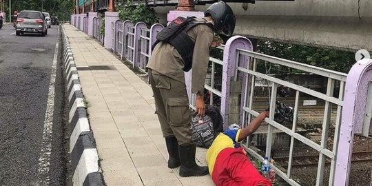 Tidur di Jembatan Surabaya, Cerita Pria Asal Riau Ini Bikin Pilu