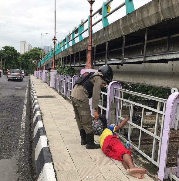 pria asal riau ditemukan tidur di jembatan kawasan stasiun gubeng surabaya