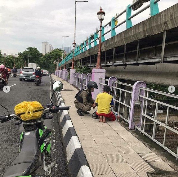 pria asal riau ditemukan tidur di jembatan kawasan stasiun gubeng surabaya