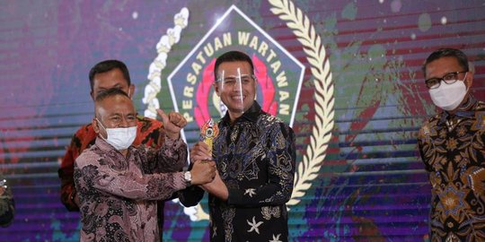 Dinilai Penggerak Olahraga, Wagub Sumut Raih Golden Award SIWO PWI