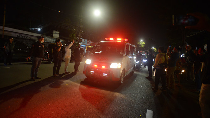 ambulans jenazah laskar fpi tiba di petamburan