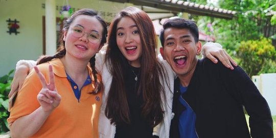 Akrab Banget, Ini 4 Potret Kebersamaan Para Pemain Anak Band di Balik Layar