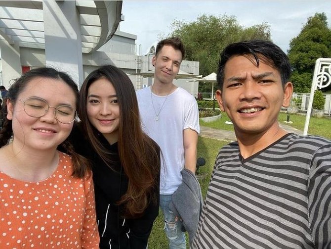 keakraban pemain anak band di balik layar