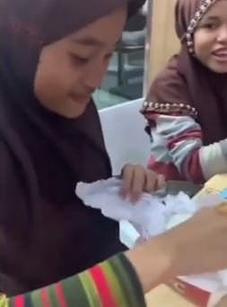 wanita berhati mulia ajak banyak bocah pemulung makan gratis