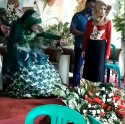 pengantin wanita asyik joget mirip kesurupan