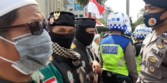 Polisi Bubar Paksa Massa FPI di Patung Kuda