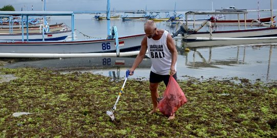 Aksi Bule 72 Tahun Asal Australia Bersihkan Pantai Bali