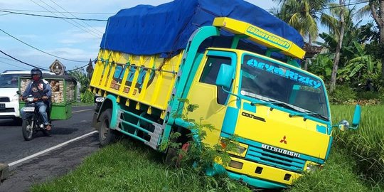 Gara-Gara Prank Pocong, Sopir Panik dan Truk-nya Terperosok ke Got