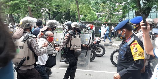 Dipukul Mundur Polisi, Massa Aksi 1812 di Jalan Agus Salim Kocar-Kacir