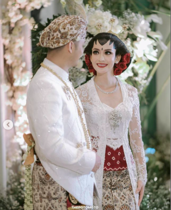 kenakan baju adat jawa ini 4 momen akad nikah karina nadila dan rangga prihartanto