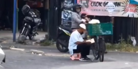 Viral Video Pedagang Ngaji Sambil Nunggu Pembeli, Sampai Ramai Didoakan Para Netizen