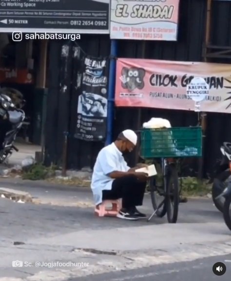 viral video pedagang ngaji sambil nunggu pembeli datang