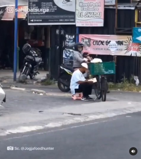 viral video pedagang ngaji sambil nunggu pembeli datang