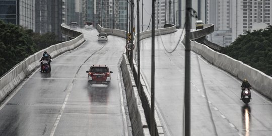 Aksi Nekat Pengendara Sepeda Motor Terobos JLNT Casablanca di Tengah Hujan