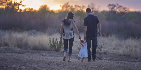 Hindari Berbicara Menggunakan Kata yang 'Dilucu-lucukan' pada Anak