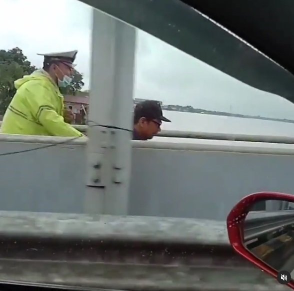 viral video anggota polisi terjang hujan bantu difabel sebrangi jembatan