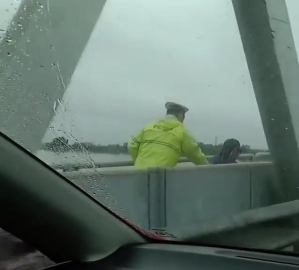 viral video anggota polisi terjang hujan bantu difabel sebrangi jembatan