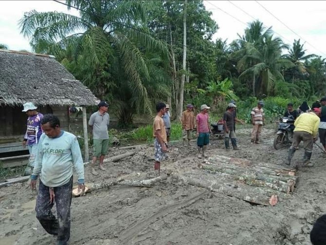 rusak parah warga di sumut gotong royong tambal jalan pakai ini