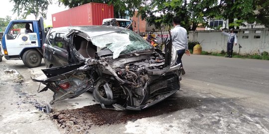 Mobil 'Adu Banteng' dengan Truk Boks di Bekasi, 3 Penumpang Terjepit