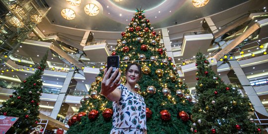 Sejumlah Mall Tampil Mewah dengan Pohon Natal