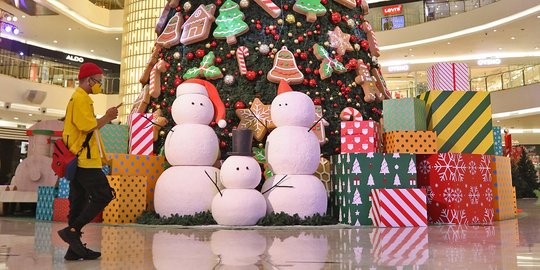 Keren, Ada Dekorasi Pohon Natal Setinggi 18 Meter di Dalam Mal