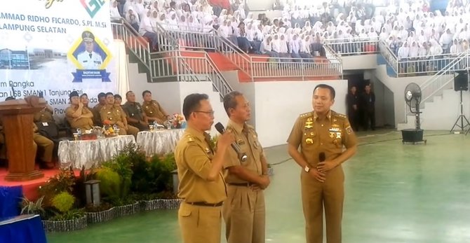 momen gubernur bertemu guru semasa sekolah