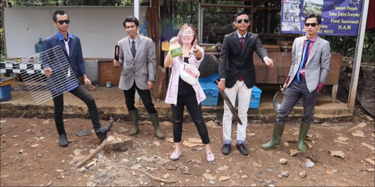 Bangkitkan Motivasi Bekerja, Seluruh Pekerja Pabrik Tahu di Bogor Ini Pakai Jas Rapi