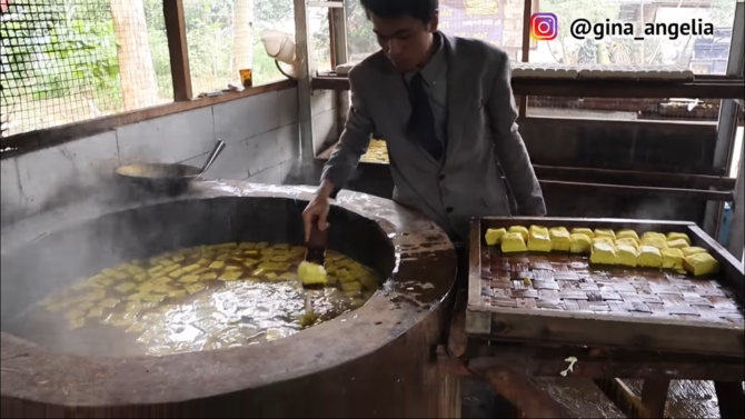 karyawan pabrik tahu unik di bogor