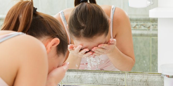 5 benefits of washing your face once a day, one of which is to reduce acne