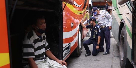 Petugas Dishub Sidak Keselamatan Bus di Terminal Kalideres