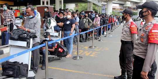 Antrean Rapid Test Antigen Mengular di Bandara Soekarno-Hatta