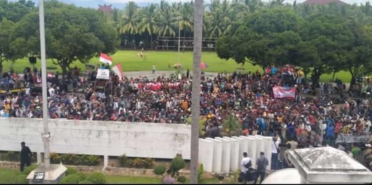 Ribuan Warga Geruduk Kantor Pemkab Jember, Tuntut Bupati Faida Minta Maaf