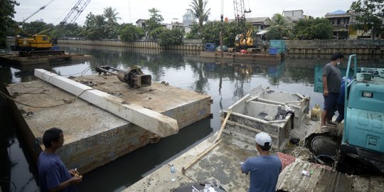 Pemasangan Turap Sungai untuk Antisipasi Banjir di Green Garden