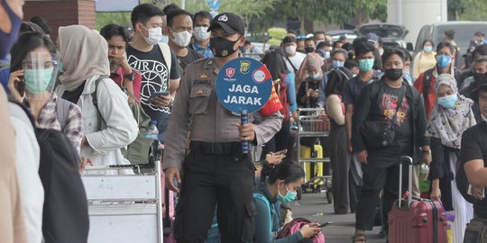 Antrean Penumpang Rapid Test Antigen di Bandara Soekarno-Hatta Sempat Menumpuk