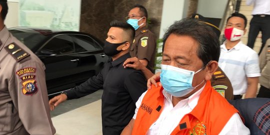 Jadi Tersangka Korupsi, Sekda Riau Langsung Ditahan