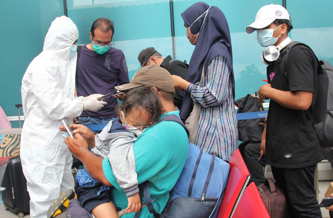 antrean rapid test antigen mengular di bandara soekarno hatta