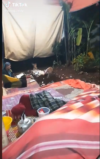 bikin tenda di samping makam istri temani mengaji