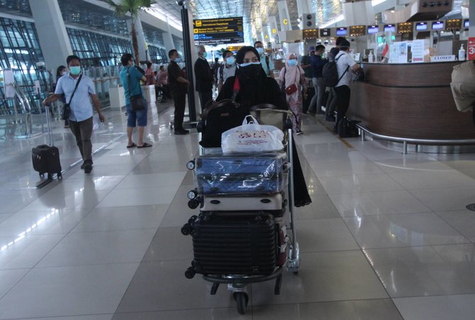 penumpang cek in tiket di terminal 3 bandara soekarno hatta