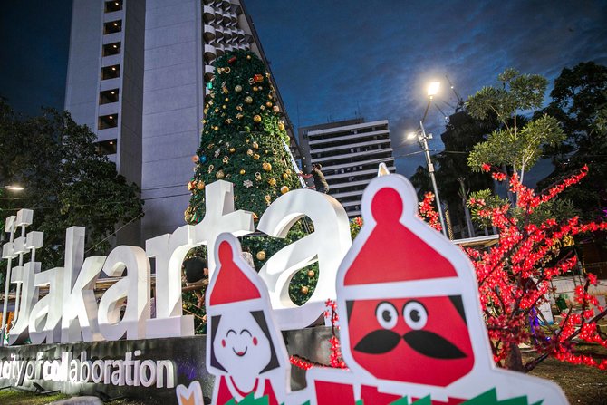 pembuatan pohon natal 12 meter