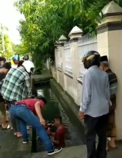 viral video remaja kecemplung got usai standing motor