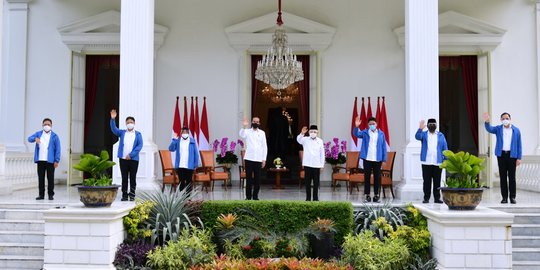 Makna Jaket Biru Para Menteri Baru Jokowi