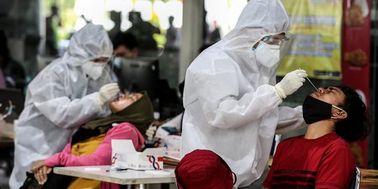 8.800 Calon Penumpang Kereta Lakukan Tes Rapid Antigen di Stasiun Gambir dan Senen