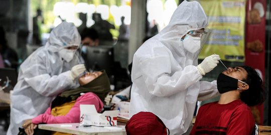 Calon Penumpang Kereta Mengikuti Rapid Antigen di Gambir