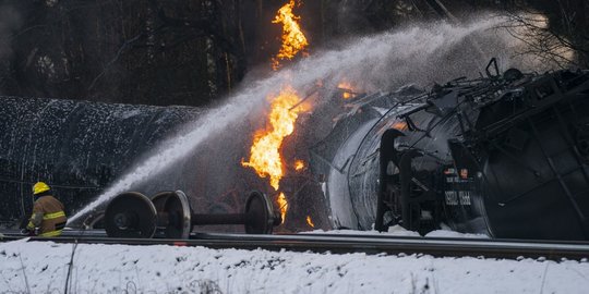 Kereta Bermuatan Minyak Tergelincir dan Terbakar di Washington