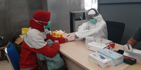 Ratusan Calon Penumpang Rapid Test Antigen di Stasiun Solo Balapan