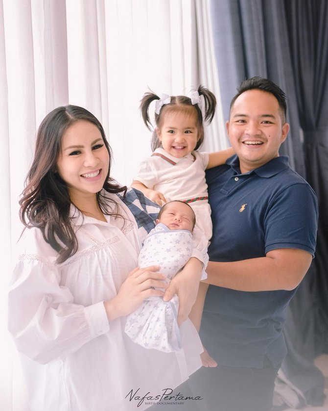 Intip Foto Keluarga Terbaru Momo Geisha, Senyum Brielle Bikin Gemas | merdeka.com