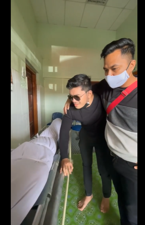 viral batalkan kerja demi sahabat yang stroke