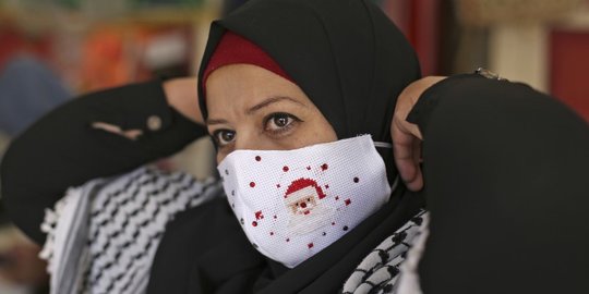 Potret Perempuan Palestina Membuat Masker Bertema Natal