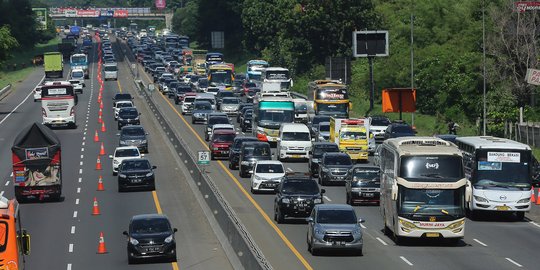 Kepadatan Tol Jakarta-Cikampek Menjelang Natal